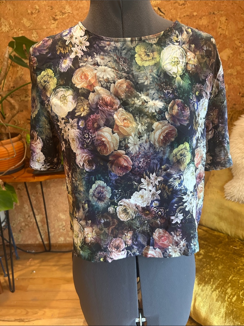Super Cute Vintage Floral Short Sleeve Tee in Lovely Multicolor ✨EUC✨Silky✨